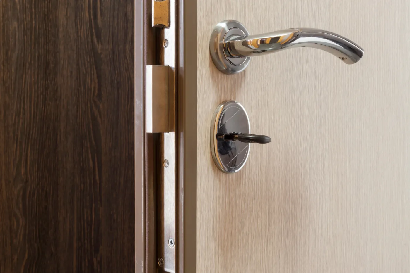 Vissage d'une serrure de porte d'entrée par un serrurier du 78